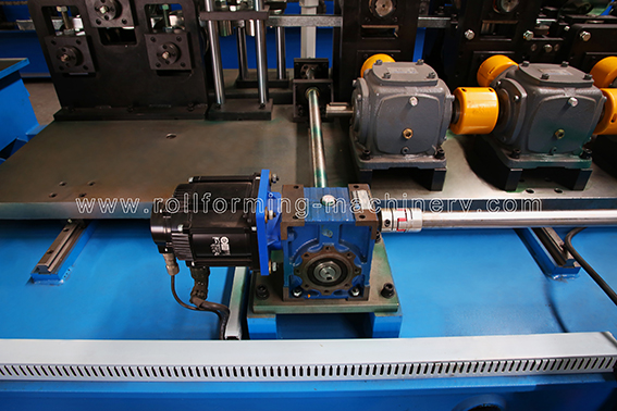 尺寸轉換機制,由伺服電機驅動